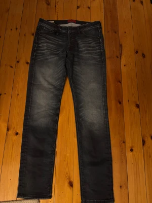 As feta jack & jones jeans - En par Jack&jones jeans som är riktigt feta och har sjuka fades. De är i storlek 30/32 och är i toppskick. Säljs för endast 229 kr !