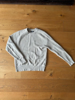 J.Lindeberg tröja - Sjukt snygg j.linderberg tröja som är knappast använd, har använt ca 4-5 gånger pga den ej passar, str M, beige, pris går att diskutera vid snabb affär.