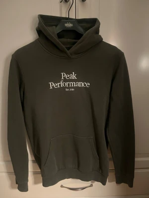 Peak performance hoodie - Snygg olivgrön peak performance hoodie. Inte använd mycket och passar till många olika klädstilar