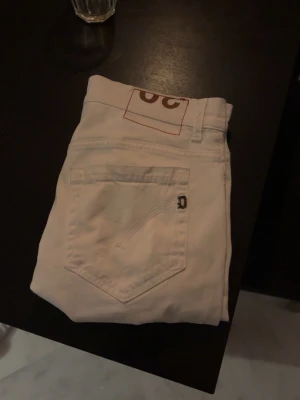 Vita Dondups - Strl 30 inget fel på dom