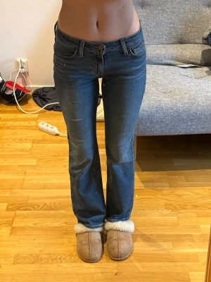 Lågmidjade bootcut jeans Levis - Säljer dessa lågmidjade bootcut jeans från Levis. Storlek W26 L30, midjemått: 35 cm och innerbenslängd: 80 cm. Jag är 168 cm för referens, de är lite korta för mig. Endast använd fåtal gånger och i super fint skick. 580 kr + frakt! Vid fler frågor, etc skriv privat 🙌🏼🍋‍🟩🙏🏼✌🏼💐🏄🏽‍♀️