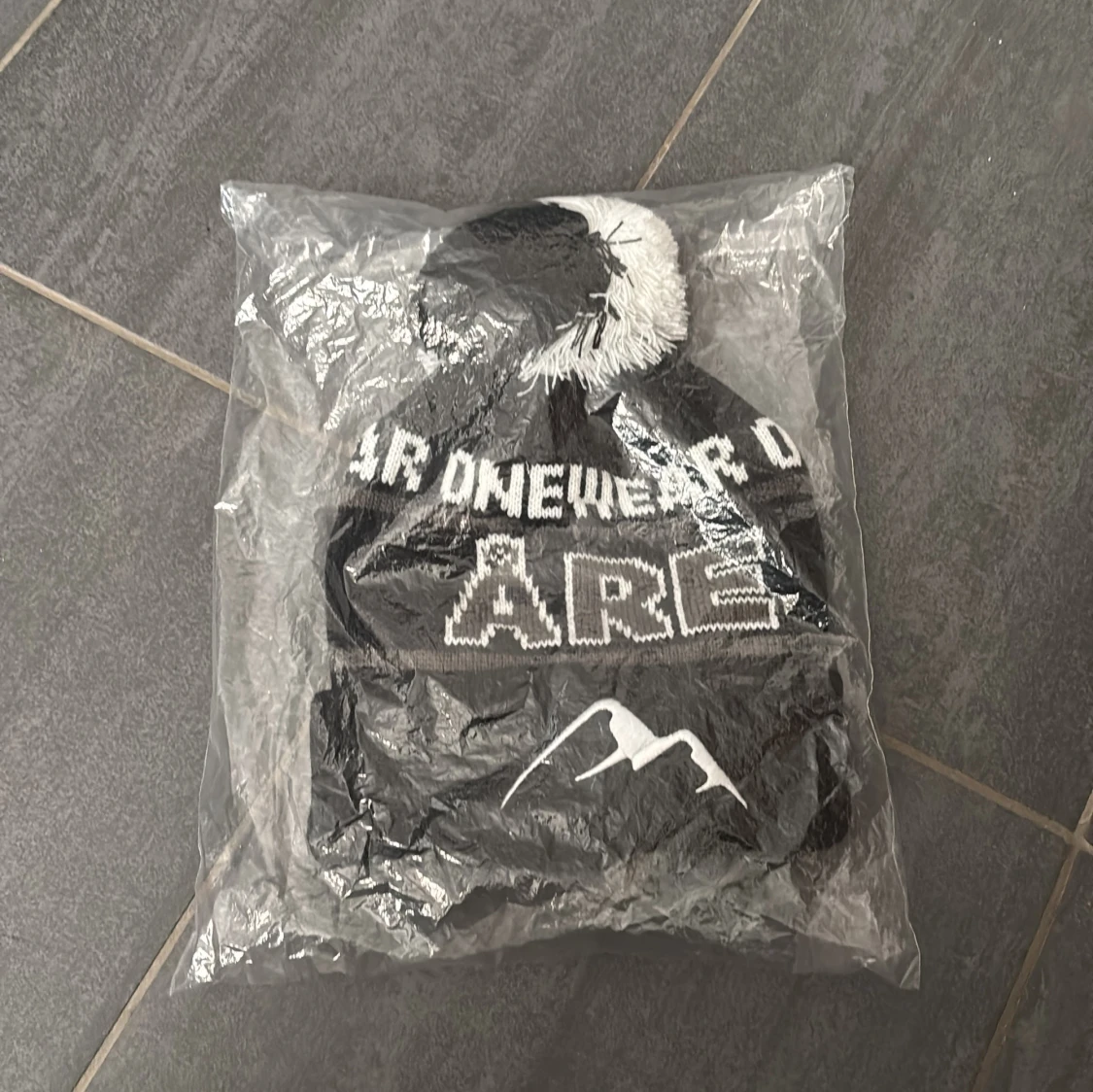 Svart och vit Åre-mössa 