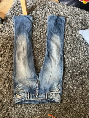 Flared lowwaist replay jeans - Säljer ett par blå jeans från Replay då dom inte passar mig som kille, pris kan diskuteras via snabbt köp