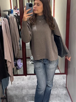 Blå jeans med slitningar - Säljer ett par blå bootcut jeans med coola slitningar och detaljerade sömmar. Jeansen har fina fickor fram och bak samt en avslappnad passform som ger en trendig look. Perfekt för dig som gillar en casual och stilsäker vibe.