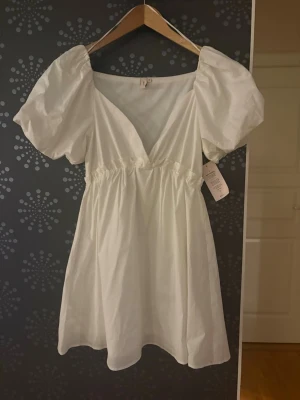 Studentklänning - Jättefin vit klänning som är perfekt till studenten!😍 Helt oanvänd med lappen kvar