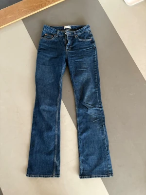 Mörkblå jeans - Jag säljer ett par mörkblå jeans från Gina Tricot då de blivit för små för mig. De är i storlek 34. I gott skick, men slitna i nedre kant. 