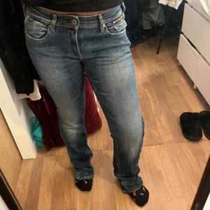 Replay jeans - Snygga blåa replay jeans. Dom har varit en slim model men jag har sytt om till bootcut. Storleken är W28 L32.💕