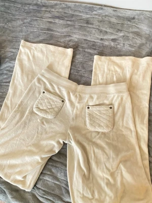 Beige mjukisbyxor med quiltade fickor - Creme/gula Lågmidjade mjukisbyxor med snygga bakfickor. Köpt i usa för ett par år sedan, jättebra skick! Storlek M. innerbenslängd: ca 85. ❌har inga bilder på❌