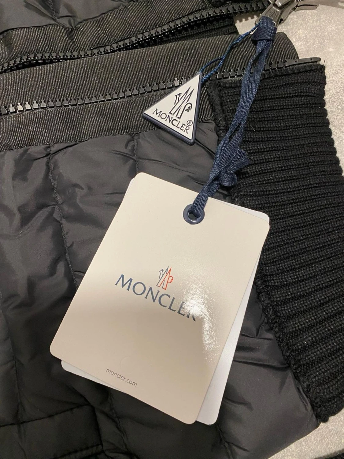Svart dunväst med huva från Moncler - 2