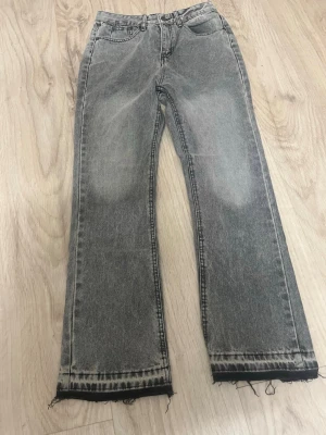 Flared jeans - Säljer ett par flared jeans. De är använda 3 gånger och jag säljer de för att jag redan har ett par såna och priset kan diskuteras och sänkas och man kan även få fler bilder om man vill. Och det passar ganska bra även om man har storlek xs.
