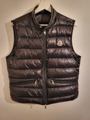 Svart dunväst från Moncler - Äkta väst från Moncler i mycket gott skick som ny storlek 2/S