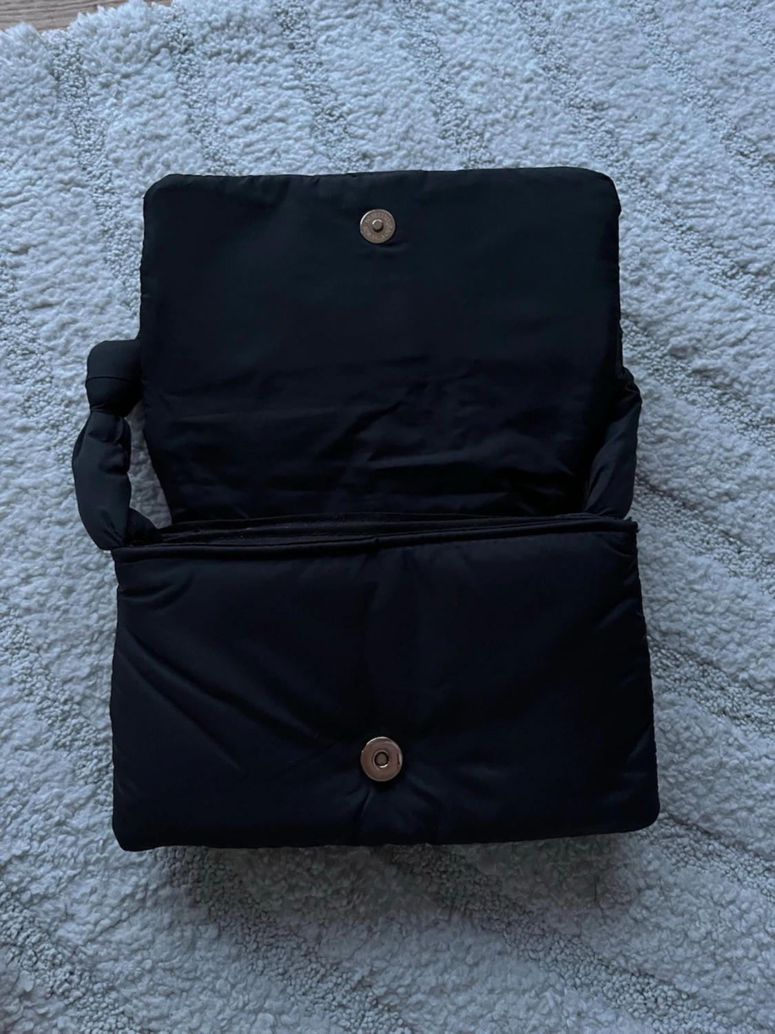 Svart quiltad handväska med knut - 2