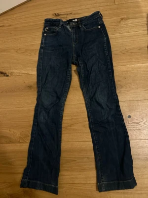 Mörkblå jeans från moschino - Säljer ett par mörkblå love moschino jeans med klassisk femficksdesign och raka ben. Jeansens orginal pris är ca 1500kr. Jeansen har snygga kontrastsömmar och ett broderat märke på ena bakfickan. Tillverkade i slitstark denim, perfekta för en avslappnad och cool stil. Väldigt bra kvalitet.