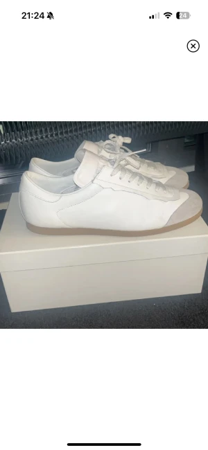 Maison Margiela Skor - Säljer ett par riktigt snygga och sköna Maison margiela i strl 46 använda 1-2 gånger och är helt som nya inga defekter. Nypris 5000 mitt pris 1500, kvitto, original box och dustbags finns