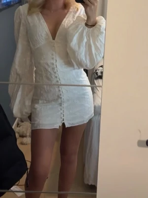 Adoore klänning/studentklänning - Jättefin adoore klänning i storlek 34. Den är aldrig använd, endast testad. Skriv för frågor eller prisförslag 💕