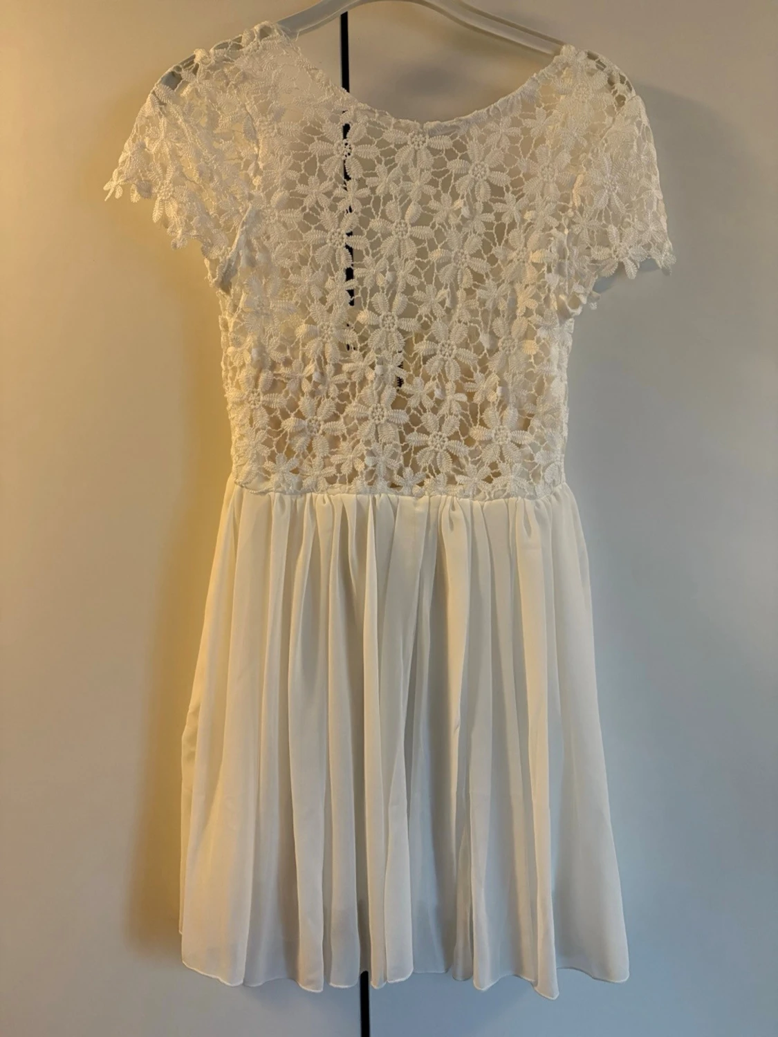 Vit spetsklänning med kort ärm - 1