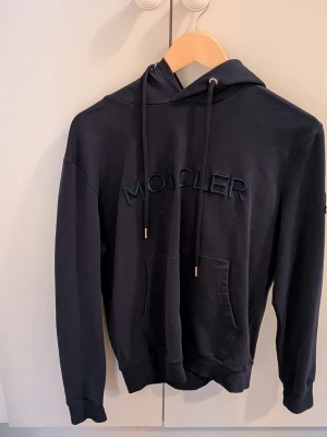 Moncler hoodie - Frakt över hela sverige 