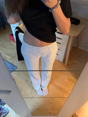 Low waist mjukisbyxor från Bikbok - Säljer ett par ljusgrå lowwaist mjukisbyxor från bikbok. Använda typ en gång, så fint skick. Pris kan diskuteras💕💕