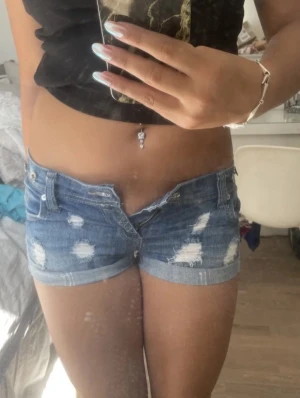 Jeansshorts  - Säljer dessa jeansshorts eftersom de har blivit för små. Strl 34/36. Midjemått 74cm. Inga defekter, skriv för ev frågor!