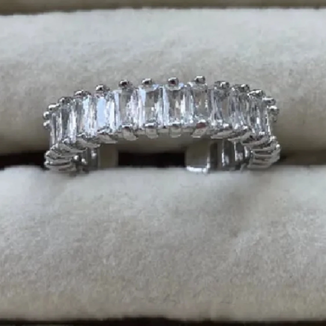 Silverfärgad ring med rektangulära stenar