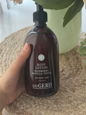 Body lotion Blueberry Vanilla Fudge - Lyxig body lotion från C/O GERD med doft av blåbär och vanilj. Kommer i en mörkbrun plastflaska med pump och stilren vit text. Perfekt för dig som vill ha återfuktad hud med en söt och fräsch doft.