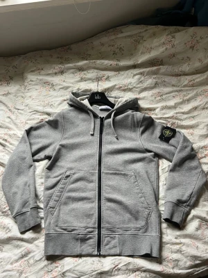 Stone Island zip hoodie - Tja säljer nu min Stone Island tröja i mycket fint skick. Den är sparsamt använd. Köpt för 3500 på MIINTO säljer för 2000. Bara att höra av sig om man har frågor och funderingar/ Jonathan