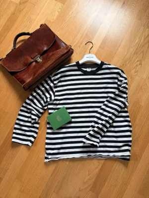 Randig Arket Tröja - Säljer nu en randig tröja från Arket i bra skick✅Nypris: 789 Mitt pris: 249👍Var inte rädd för att ställa fler frågor❤️