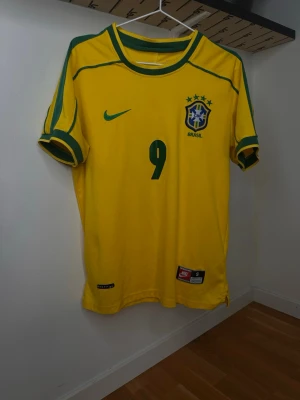 Brasilien Nike fotbollströja gul | S  - HELT NY. passade inte mig bara.   priset kan diskuteras vid intresse