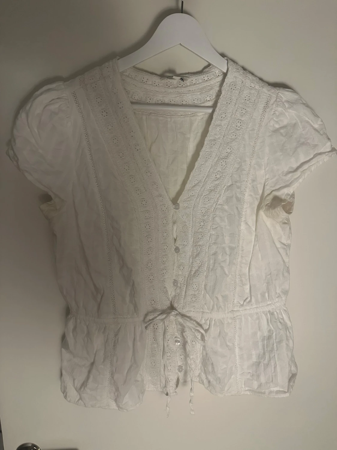 Vit romantisk blus med spetsdetaljer
