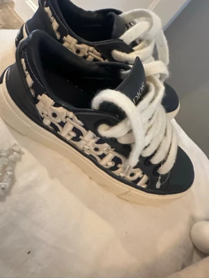 Dior B33 Oblique Raised Embroidery – Navy Blue – Original –  - Dior B33 Oblique Raised Embroidery – Navy Blue – Original – stl 39  Säljer ett par original Dior B33 sneakers i modellen Oblique Raised Embroidery – Navy Blue. Exklusiv premium-modell i skinn     Nypris 23000  Skorna är använda men i fint skick och mycket välbevarade. Mörkblå Dior Oblique embroidery med skinn och chunky B33-sula.  * Original * Dior B33 * Navy Blue / Dior Oblique * Leather version * Made in Italy * Storlek 39 * Bra begagnat skick * Se bilder för detaljer  Pris: 8 900 kr eller bud