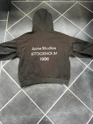 Acne Studios hoodie - Säljer en svart hoodie från Acne Studios med tryck på ryggen. Storlek S och är true to size. Jag har enbart haft på mig den någon gång.