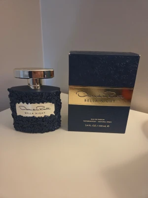 Oscar de la Renta Bella Night EdP 100ml - Oscar de la Renta Bella Night Eau de Parfum i 100 ml. Provad några enstaka gånger. Påminner om BR540 i doften. Toppnoterna är Hallon, Äppelblom och Apelsin. Hjärtnoterna är Magnolia, Apelsinblomma, Freesia och Jasmin. Basnoterna är Socker, Saffran, Bärnsten, Ceder och Mossa.