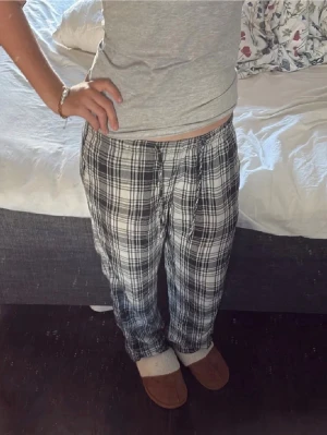 Pyjamas byxor - Svartvita rutiga pyjamas ifrån HM i st S💕 endast använda några gånger, tyvärr en pytteliten fläck på benet ( se sista bilden ), men den syns inte så värst. Kom privat för någon fråga!