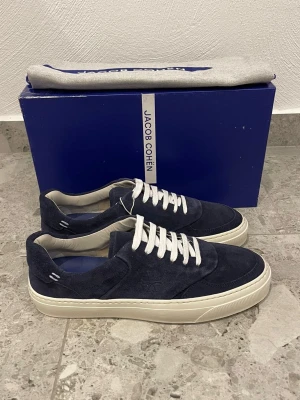 Helt Nya Jacob Cohën Sneakers  - HELT NYA Jacob Cohën Sneakers || Storlek 41,5 || Box och Dustbag medföljer vid köp || Tveka inte på att höra av dig vid frågor eller funderingar 