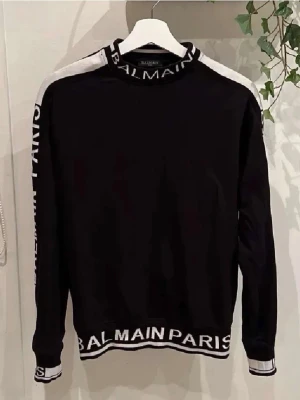 Svart tröja från Balmain Paris - Svart balmain tröja | passar storlek xs - s | möts upp vid Stockholm och kan även frakta via plick | Givetvis äkta!