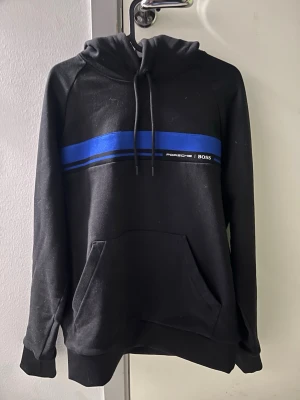 Svart hoodie Porsche x BOSS - Hugo boss x Porsche limited edition finns inte att köpa längre nypris 2200 mitt pris 500 riktigt bra skick pris kan diskuteras.