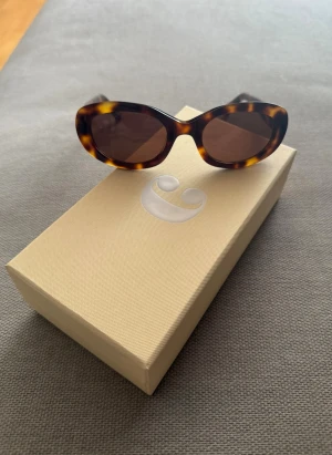 Corlin Carpi solglasögon - Säljer ett par helt oanvända nya solglasögon från Corlin i modellen Carpi färg Tortoise Brown. Nypris 1299!