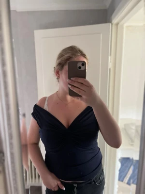 Mörkblå offshoulder topp med twist - Snygg mörkblå offshoulder topp med twistad detalj framtill, använd fåtal gånger💞