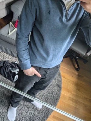 Ralpha laruen half zip - Säljer en half zip från Ralph Lauren i snygg blå färg och stilig dragkedja, den är i super bra skick och säljer för den är för liten för mig då jag är 181, för kort i längden