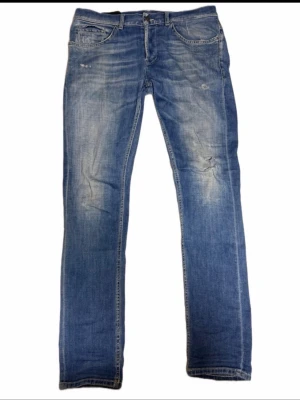 Dondup George  - Säljer ett par blå Dondup George Fit jeans i väldigt fint skick. Slim fit-modell med perfekt passform och lagom slitna/rippade detaljer som ger en snygg och modern look utan att bli för mycket. Lätta att matcha och passar både till sneakers och mer uppklädda outfits. ✔ Slim fit ✔ Lagom ripped detaljer ✔ Väldigt fint skick Hör gärna av dig vid frågor. Skickas snabbt 📦
