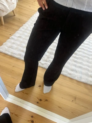 Svarta raka kostymbyxor - Snygga svarta kostymbyxor med rak passform och låg midja. Byxorna är uppsydda i benen och passar mig som är 160 cm lång.💖