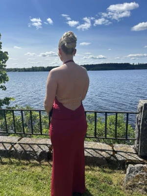 Vinröd balklänning - säljer min balklänning, inga skavanker då den endast användes under balen. Köpt för ca 1500 från Sasha Therese i storlek M. jag är 168 cm🌺
