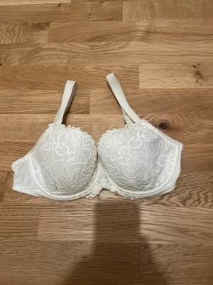 Twilfit Support BH storlek 65G - Bh med bra stöd från Twilfit i storlek 65G  Axelbanden kan justeras Lätt vaddering  Har bra komfort och är perfekt för dig med större byst  Använd i nån månad, se bilder. Mycket bra skick   Tvättar givetvis i parfymfritt tvättmedel innan jag postar  För snabbare leverans, välj gärna annat fraktsätt än PostNord. <3