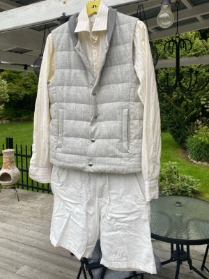 Sommar Bundle (Nypris 5-6 tusen) - Säljer en bundle med tre plagg för sommaren! En ljusgrå väst i 100% linne från Suitsupply (Small) , en gul/vit skjorta i bomull från John Henric (M passar Small), och ett par vita linne shorts från Selected/Homme (Small). Allt är i väldigt bra skick och det förekommer inga defekter! Allt köps tillsammans för ett nedsänkt pris, skriv gärna vid frågor eller funderingar. Marknadsvärde för hela lotten i butik ligger runt 5-6 tusen. In o köp👌👌  (Först till kvarn: 1245kr vid en snabb och smidig affär)