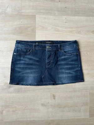 Blå Y2K Mini Skirt Jeanskjol Nine West Embroidery Storlek XXL - Mycket fin kjol i blå färg. Kjolen är i mycket bra skick och sparsamt använda. |  Äkta som allt annat jag säljer! ✅ |  Storlek: XXL / 44  | Skick: Mycket Bra Skick | Färg: Blå | Märke: Nine West | Modell: Kjol |   Hör gärna av dig vid frågor så svarar jag så fort jag kan! 😁 |  (SKU - 141)