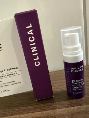 1% Retinol Treatment - En kraftfull 1% retinolformula med peptider och C-vitamin som stärker huden, jämnar ut rynkor och minskar synliga ålderstecken. Köpt för 189 kr på Kicks, detta är 5 ml (förpackningens storlek på bild 3). Det är en test storlek. Perfekt om du vill testa produkten. Använt endast 2 pump. Så nästintill oanvänd. 