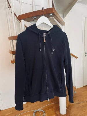 Morris zip hoodie - Säljer en snygg och trendig zip hoodie från morris i mycket fint skick, strl L. Bara skriva om du har någon fråga