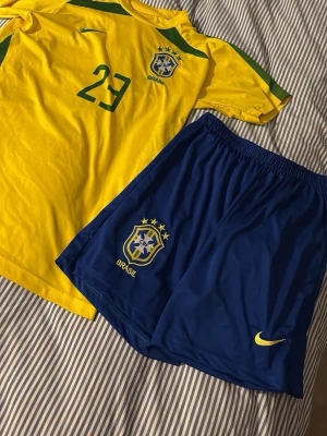 Brasilien fotbollströja och shorts  - Säljer ett Brasilien fotbollskit 