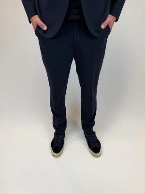 John Henric kostymbyxor   - Hej! Säljer nu dessa kostymbyxor från John Henric som är perfekt till balen/ studenten! Ny pris= 1500 kr, säljs för= 599 kr! Storlek 48 vilket motsvarar M!  Fraktas inom 24 h från köp!  