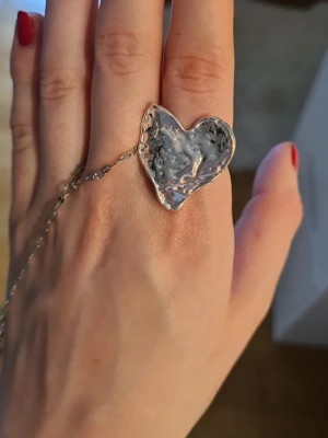 Pilgrim silvrig ring med hjärta - Unik silvrig ring med ett stort, hamrat hjärta som motiv, finns spår av användning på ringens baksida men de är inget som syns när man väl har på sig den🩷